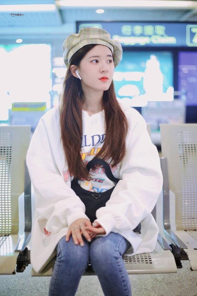 赵露思卫衣贝雷帽甜美现身,复古温柔的小精灵造型,是初恋女神啊