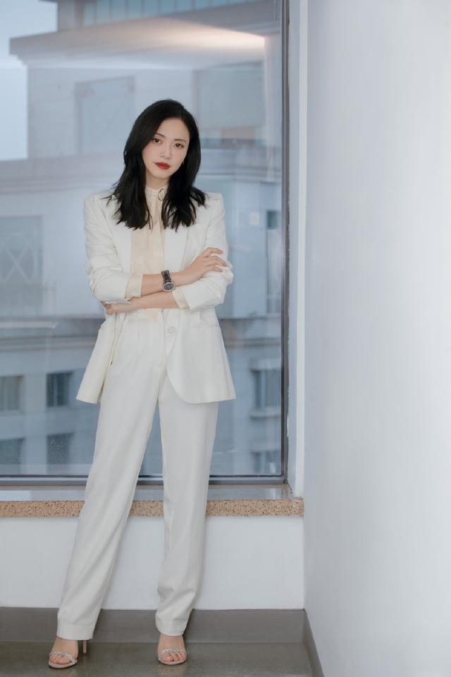 姚晨这身材比例绝了,白西装内搭雪纺衬衫,瞬间职场女强人范儿