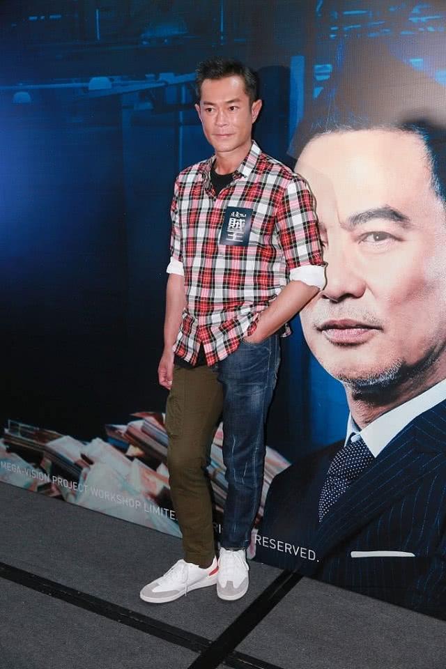 古天乐出席活动,外穿一件夹克,再把领子立起来颇为有范