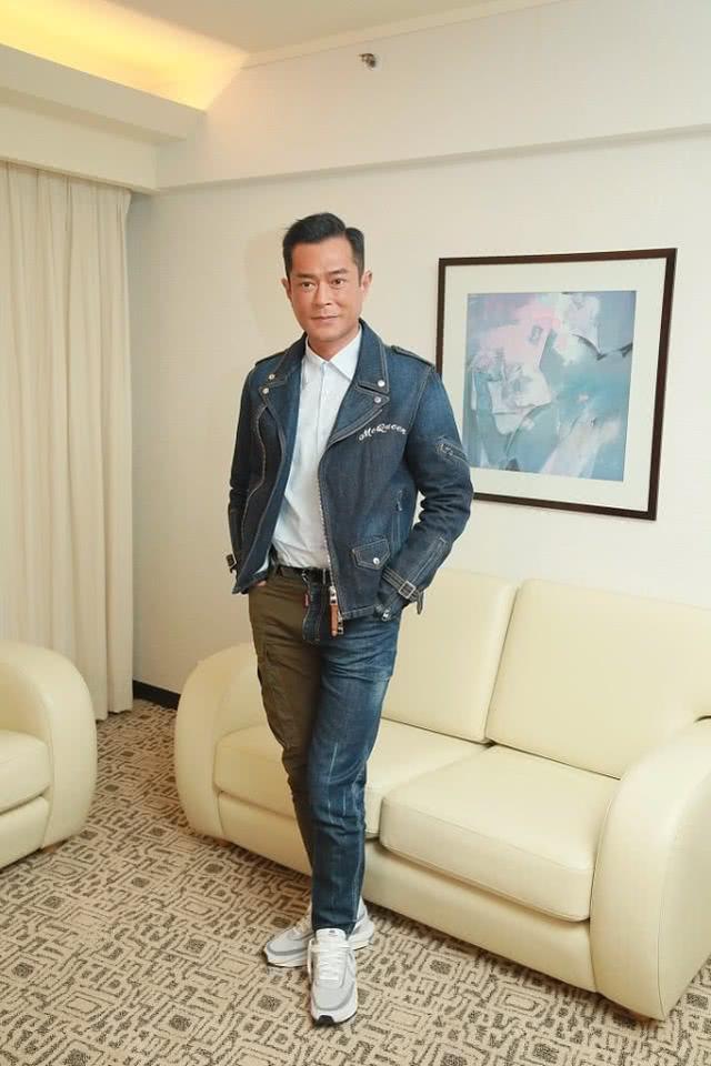 古天乐出席活动,外穿一件夹克,再把领子立起来颇为有范