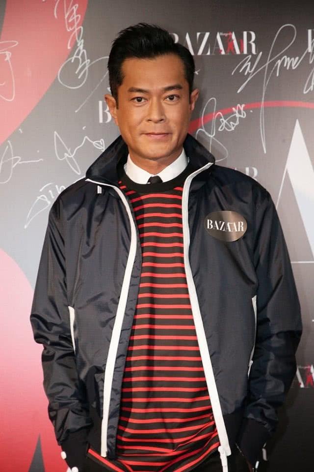 古天乐出席活动,外穿一件夹克,再把领子立起来颇为有范