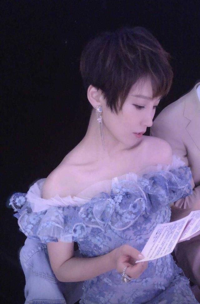 吴京老婆谢楠这次好惊艳,"真空"穿红色西装套装亮相,短发好飒