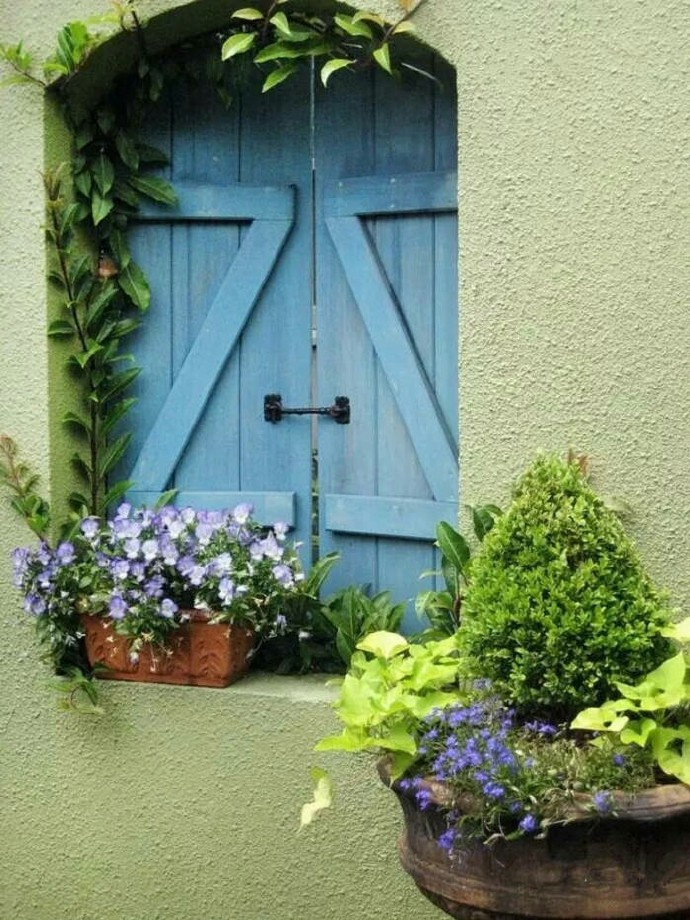 爱花的德国人把花都栽种在临街窗户的外面,花朵朝外开