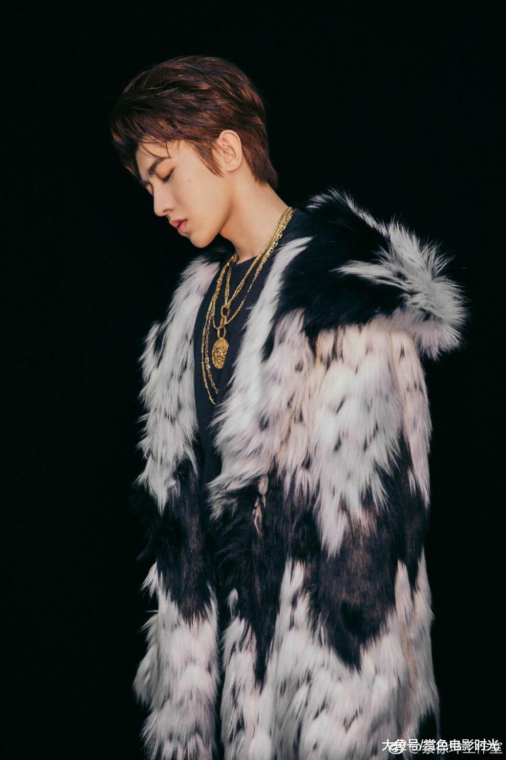 蔡徐坤穿黑白色大衣现身跨年晚会 绅士帅气眼神撩人获粉丝追捧