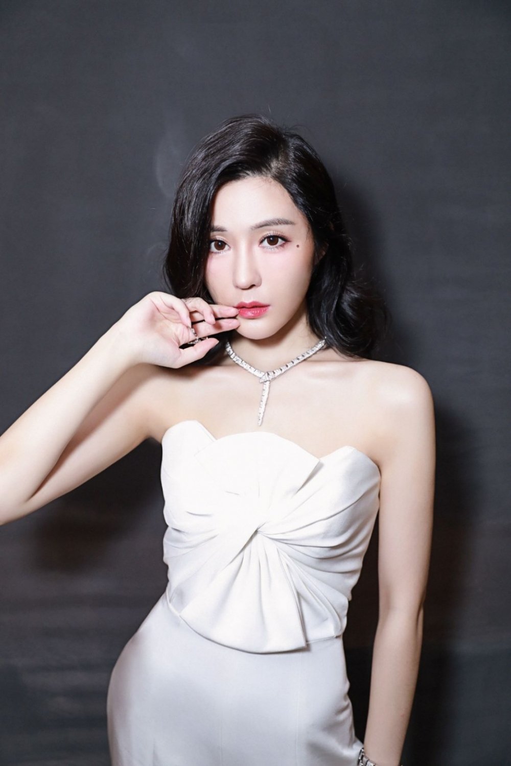 妩媚女神汤晶媚优雅简约性感写真集