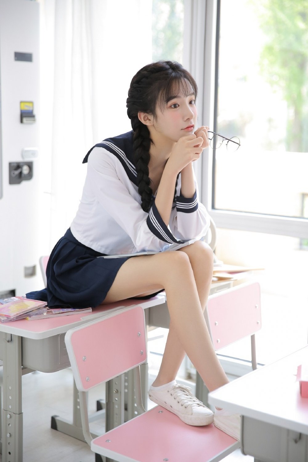 00后美女学生妹水手制服性感短裙修长美腿教室唯美写真集