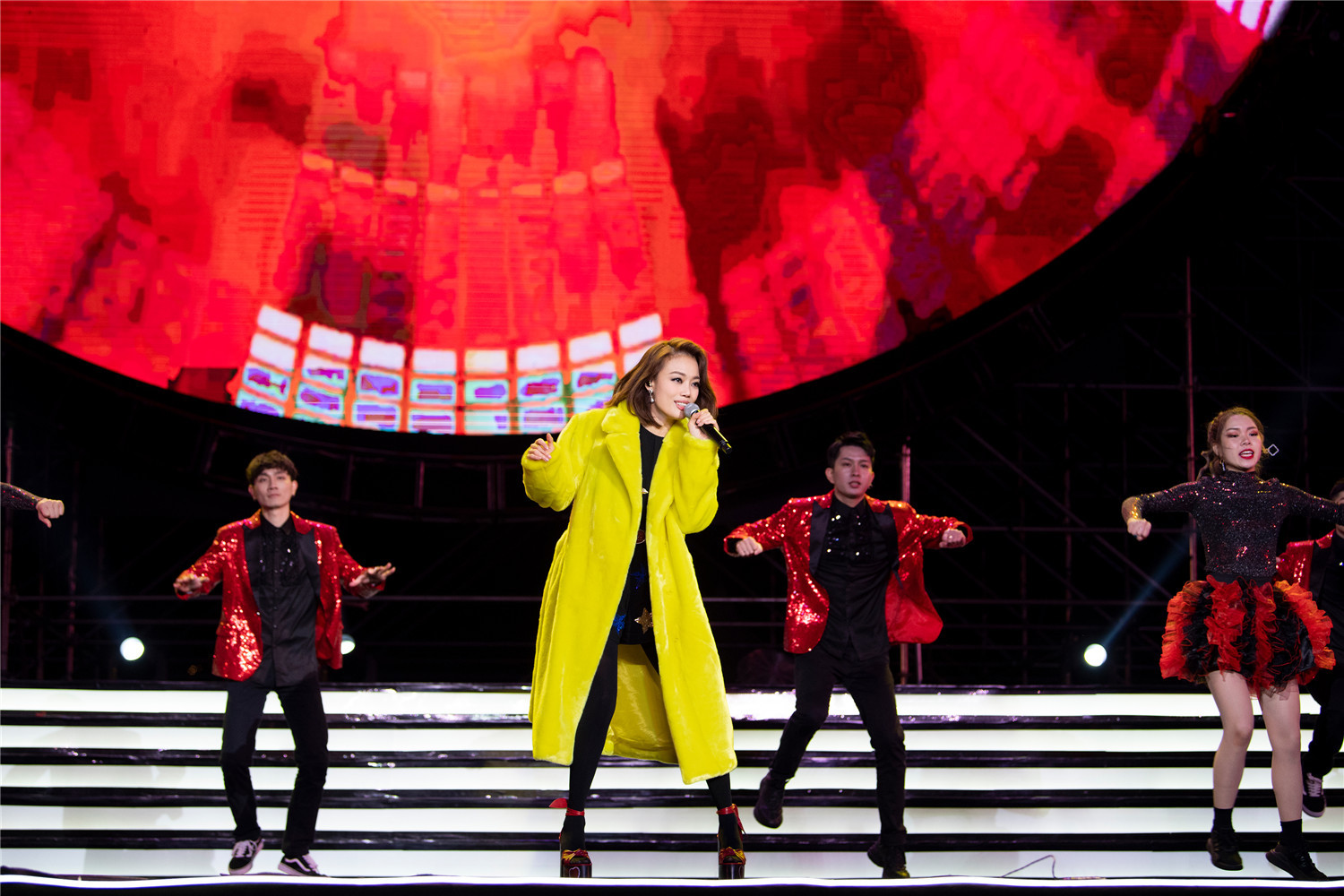 容祖儿压轴空降四川卫视跨年 "容式情歌"《长大》好听哭了!