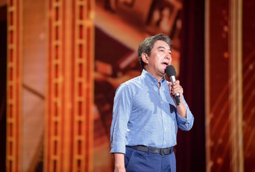 的才华成就了水均益,1993年,他加入中央电视台,开始主持《焦点访谈》