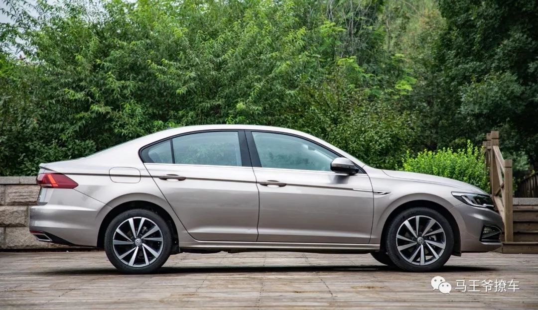 新一代车型采用了大众mqb平台,轴距也得到了极大的拉伸,达到了2688mm