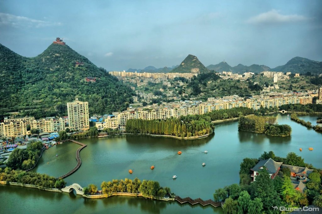 中国凉都六盘水市 这抹雅阁红有点凉