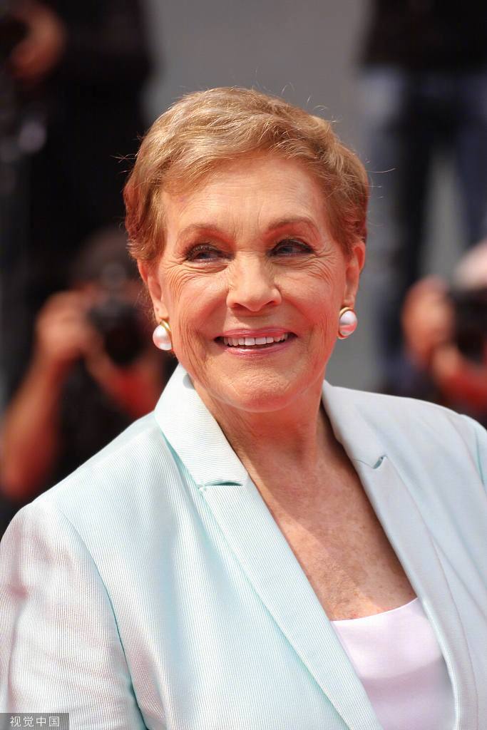 已经83岁的英国著名演员朱莉·安德鲁斯被本次授予终身成就金狮奖