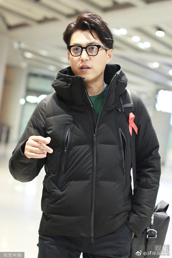 靳东穿羽绒服戴黑框眼镜 满满老干部风
