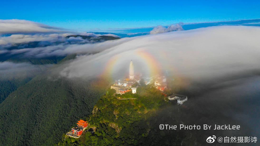 网友大理宾川鸡足山航拍到金顶"佛光",你给有见过