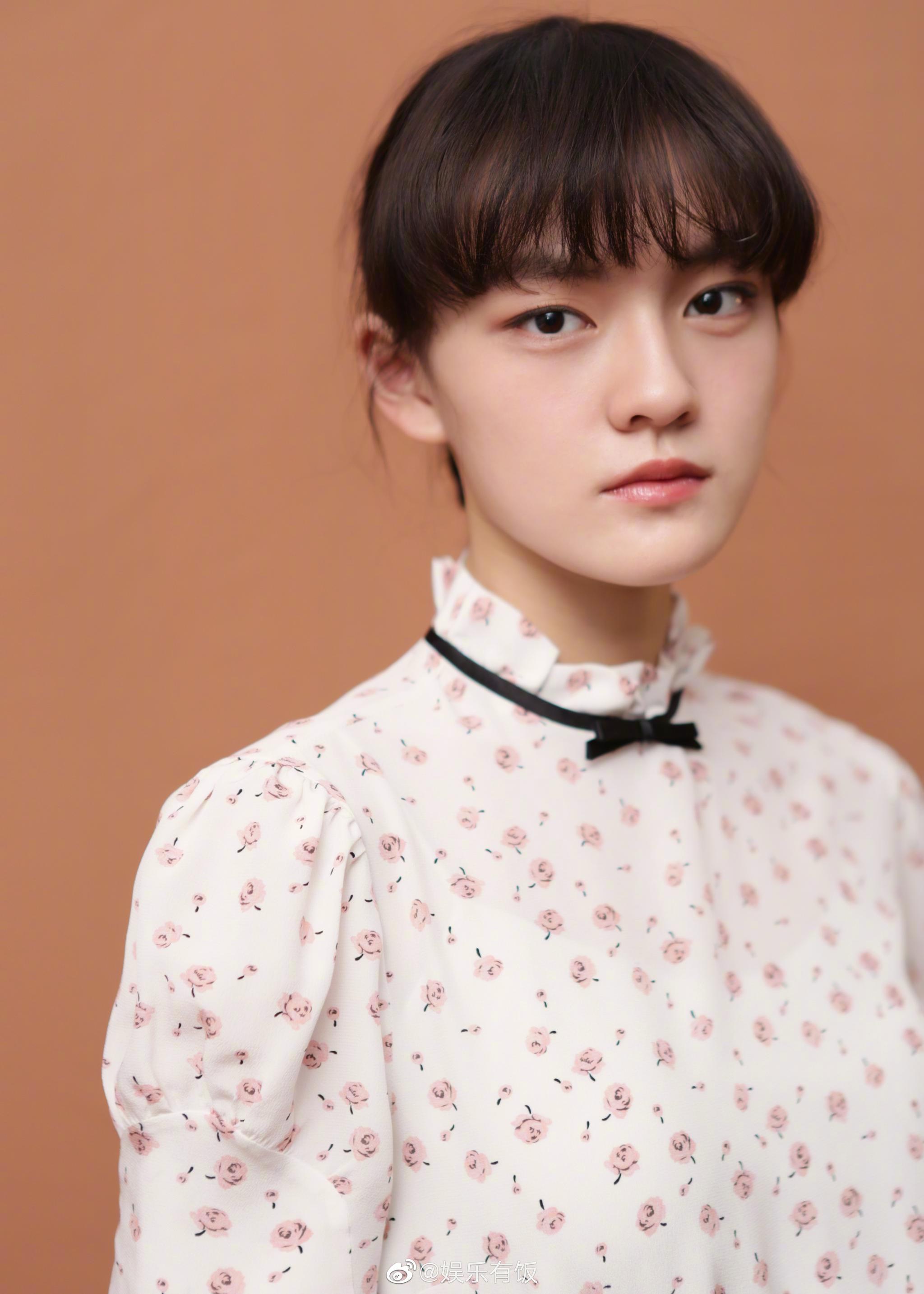 昨日, 举办音乐分享会,文淇以碎花衬衣搭配黑色皮裙