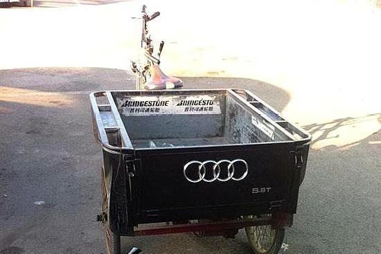 新买的奥迪皮卡,准备去上牌幽默笑话:偶尔和老公到边境小镇的一集市上