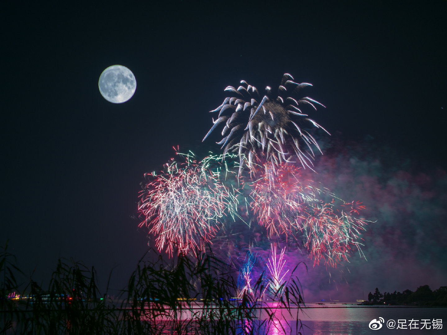 水上生明月,湖空舞焰花,十五的圆月中秋的礼焰