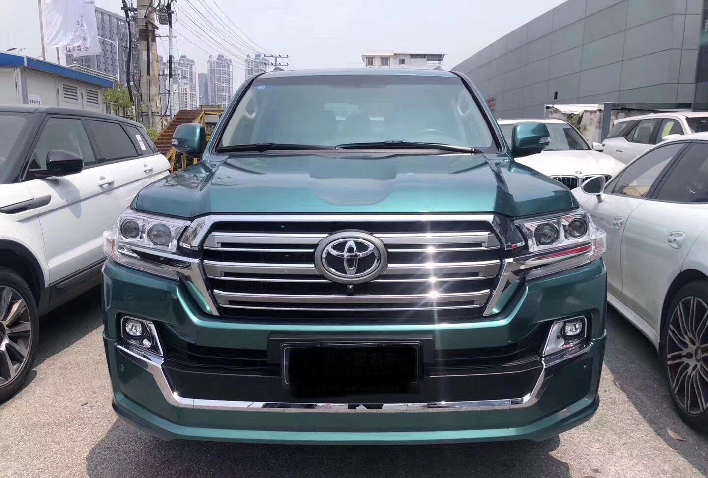 上图便是这台2019款丰田兰德酷路泽(陆地巡洋舰)的外观设计,车身整体