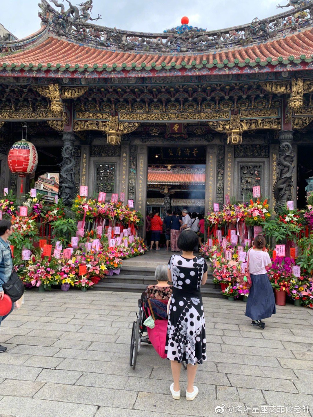 老师今天在寺庙参拜观普菩萨.今天是观音佛祖的成道纪念日