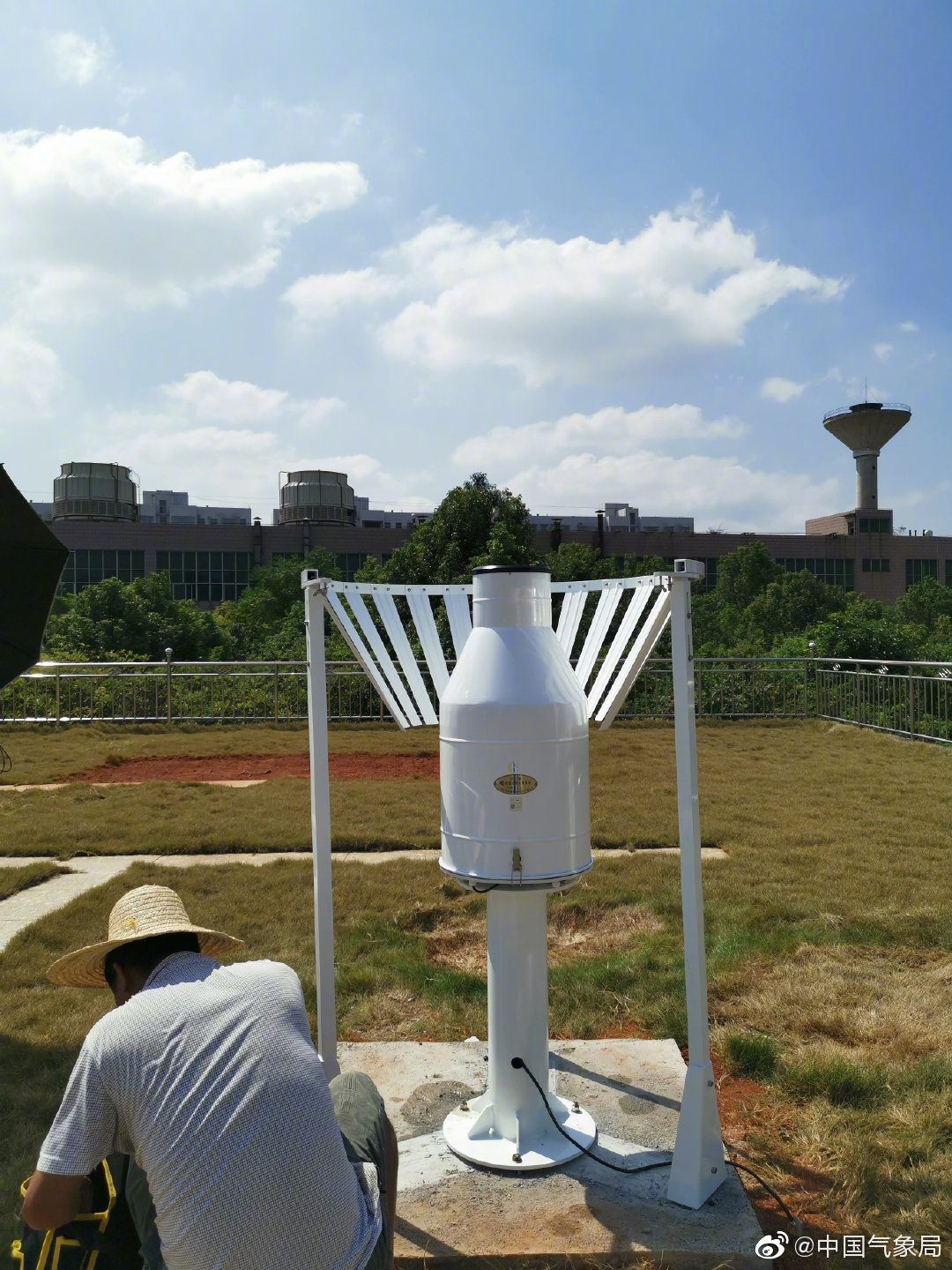国庆节之前,气象工作者早日安装调试好自动气象观测仪器