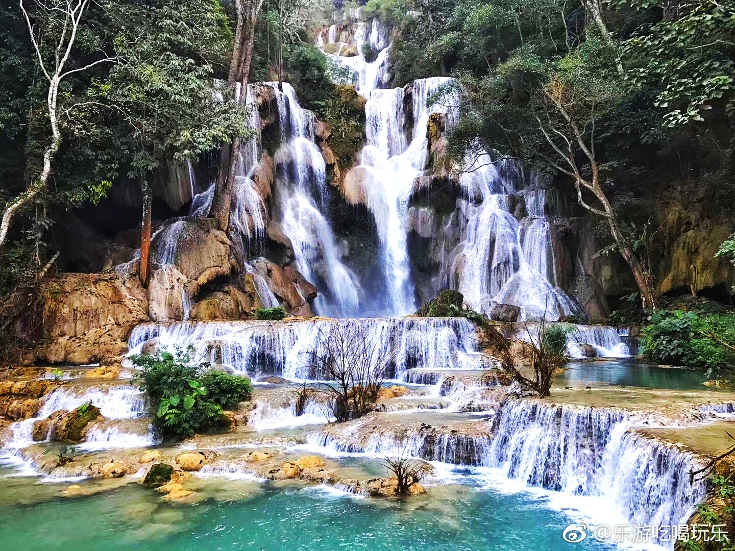 琅勃拉邦的光西瀑布是老挝著名的旅游景点之一在不同的时候