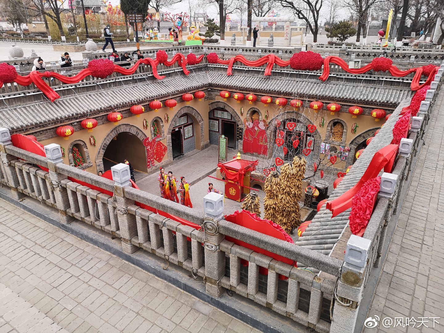 进村不见房,闻声不见人,陕州地坑院里红红火火过大年