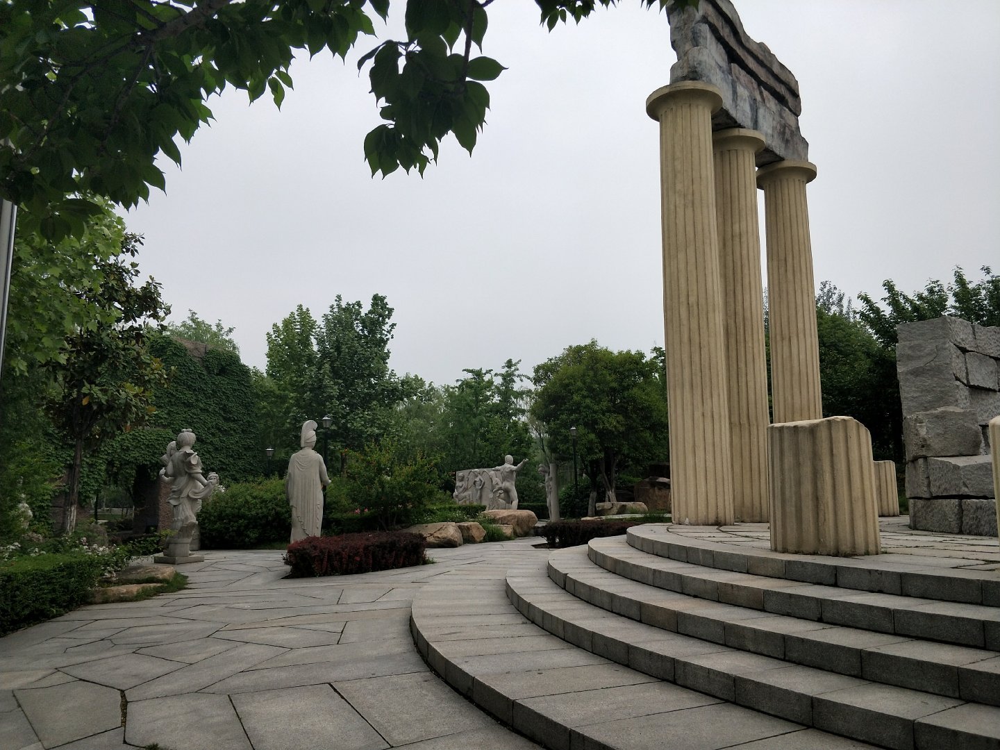 雨后清晨的世博园 鸟声 蛙声连成一片 漫步在园区好是自在