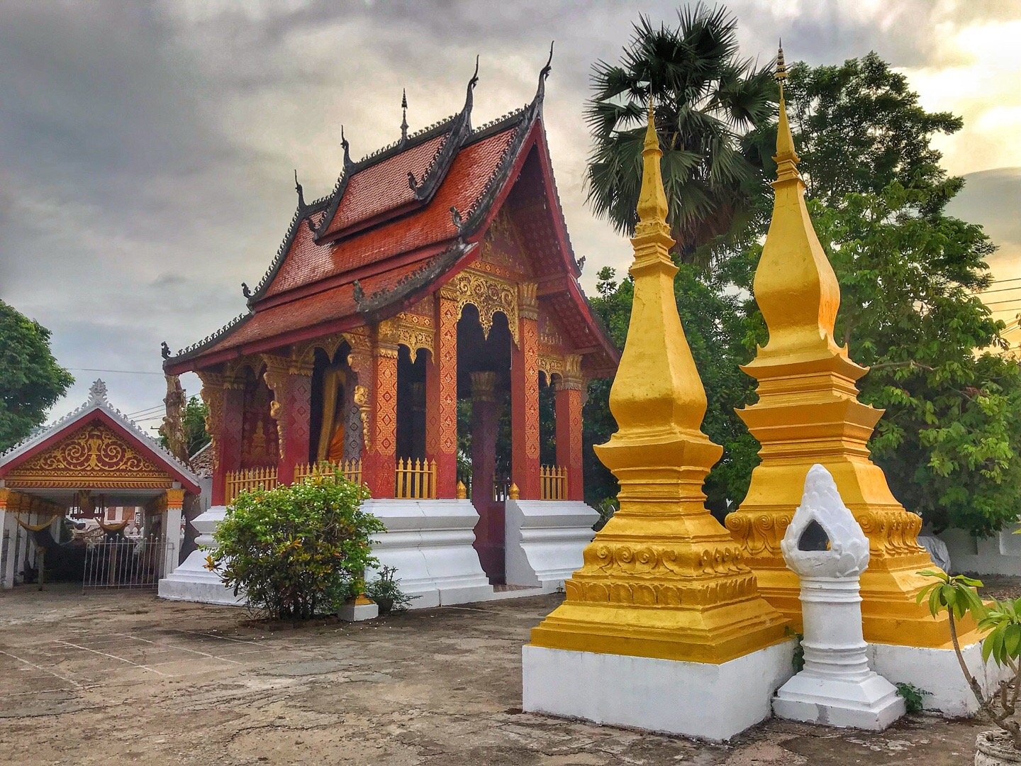 湄公河畔的琅勃拉邦古城是一个世遗城市,小乘佛教国家