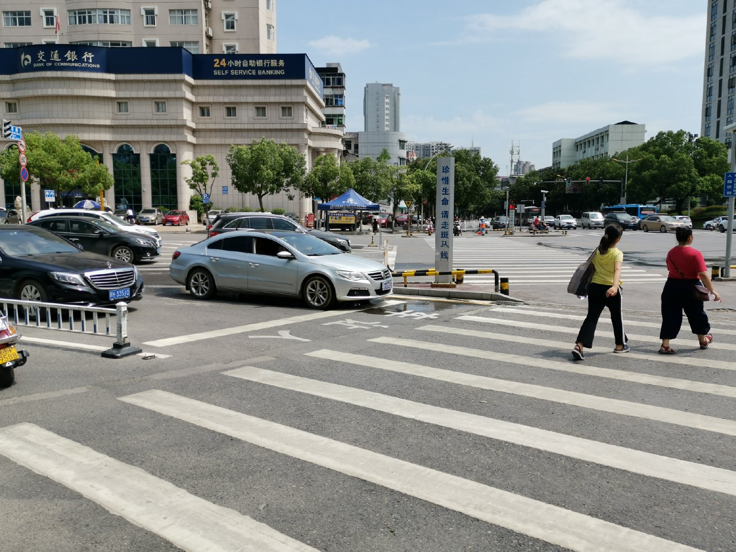 街头观察——昌南大道十字路口:机动车礼让行人情况良好|斑马线|行人