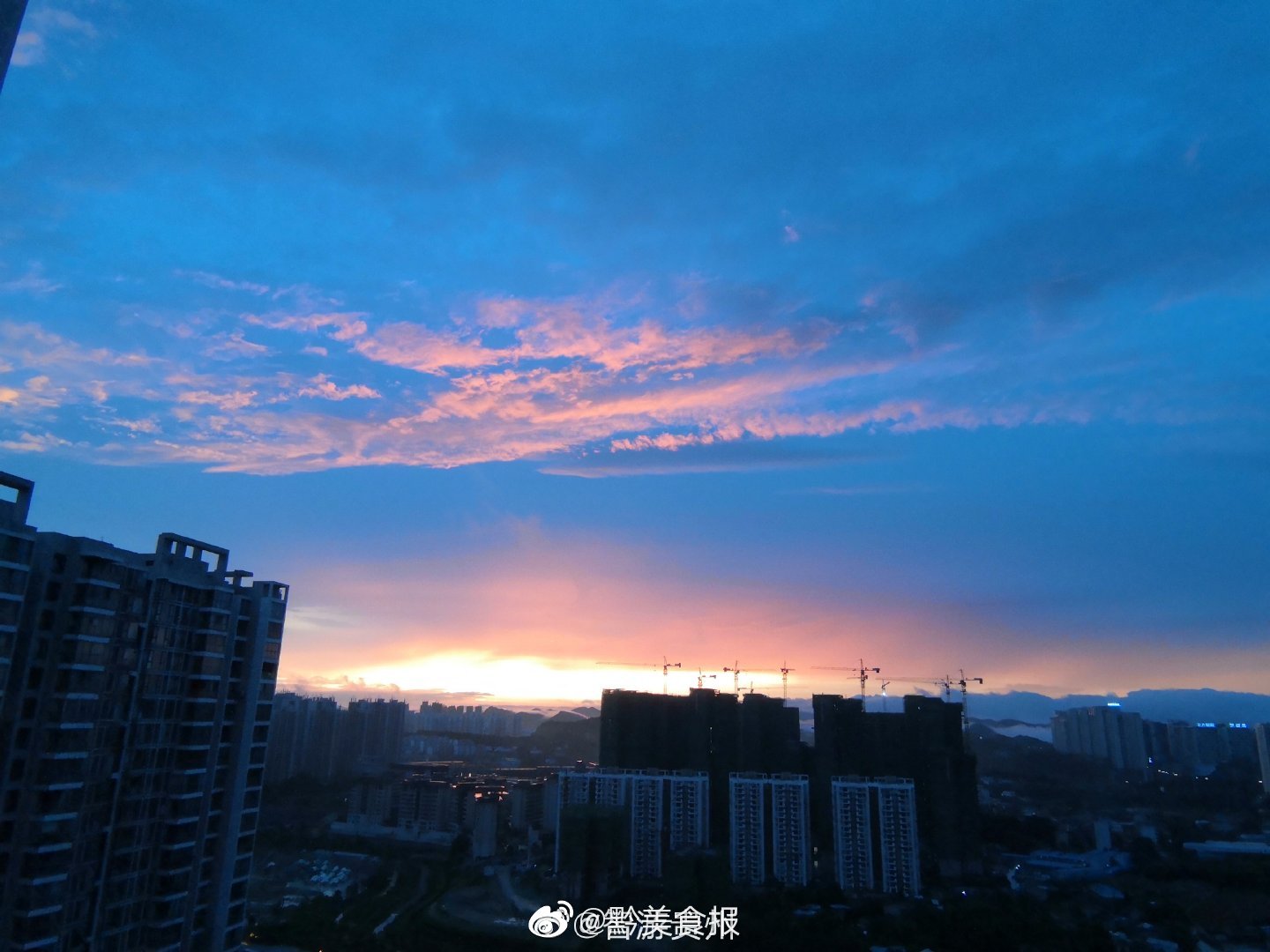 今日份的贵阳日出,据说只有早起的人才看得到金色的阳光代表了温暖