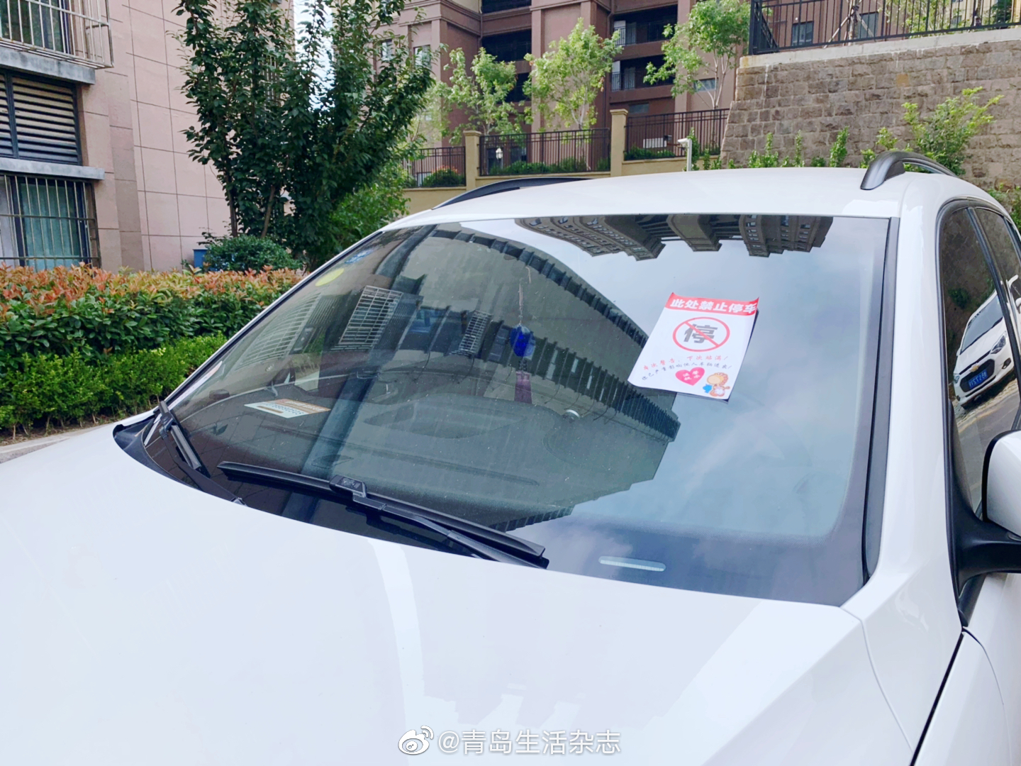 好好的车位不停,非要停在拐弯处,是为哪般|拐弯处|车位|贴条|车辆|来访_新浪新闻