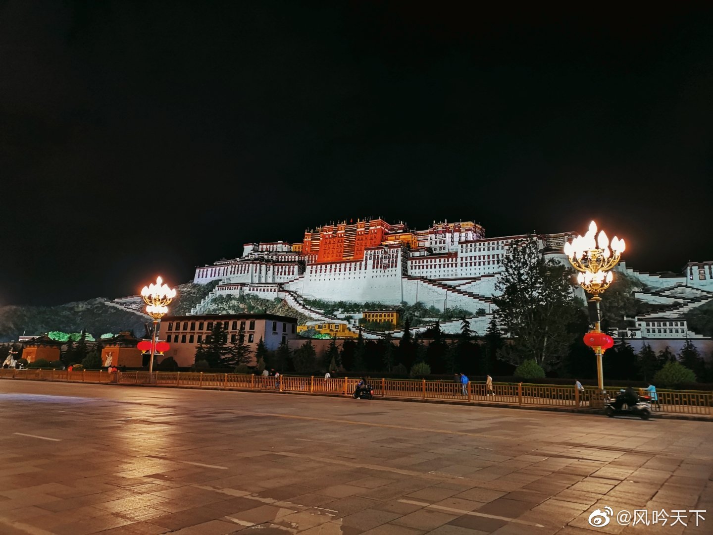 西藏拉萨迷人的夜晚,在热闹的布达拉宫广场