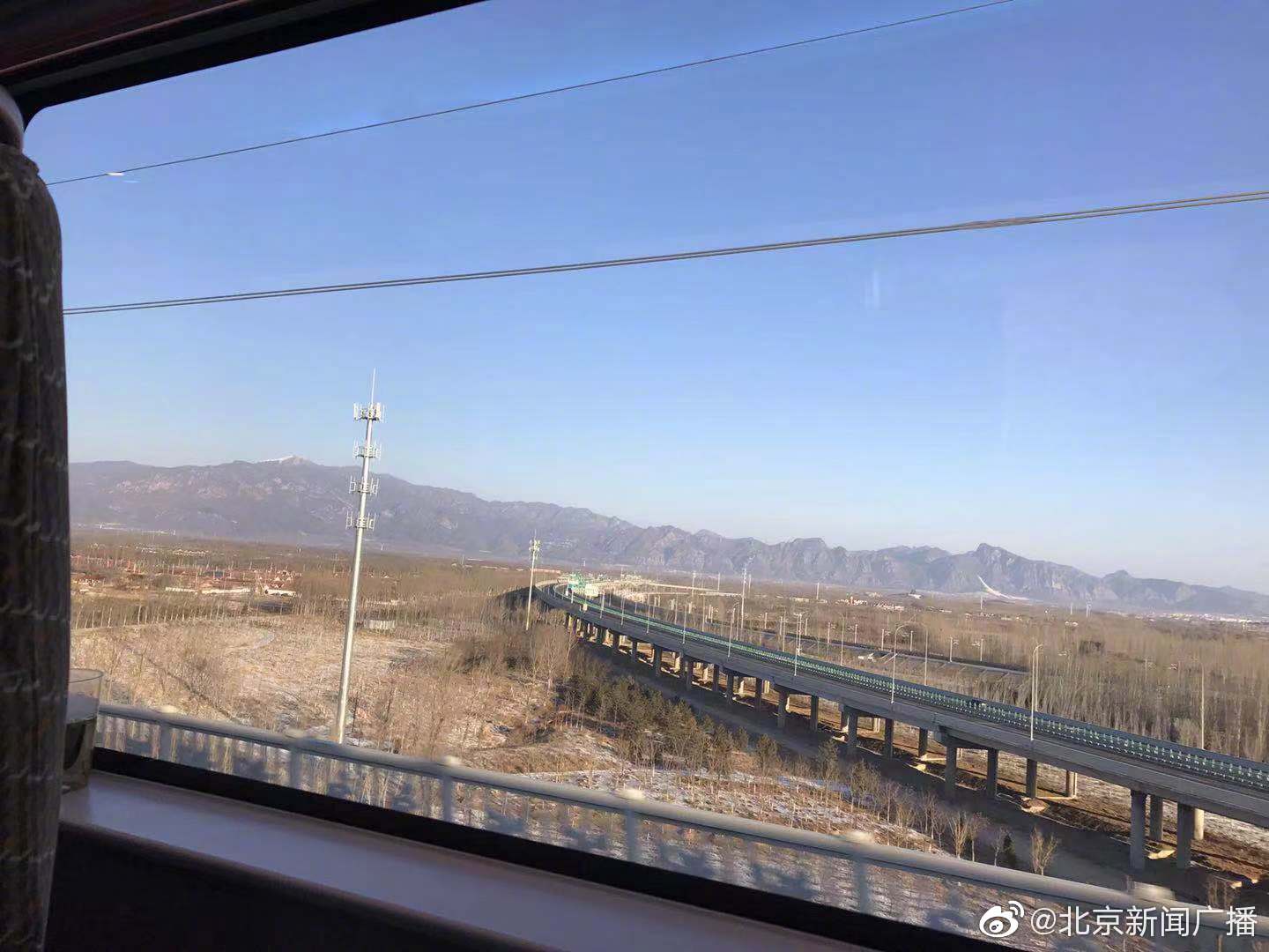 在时速350公里的高铁上眺望窗外_高清图集_新浪网