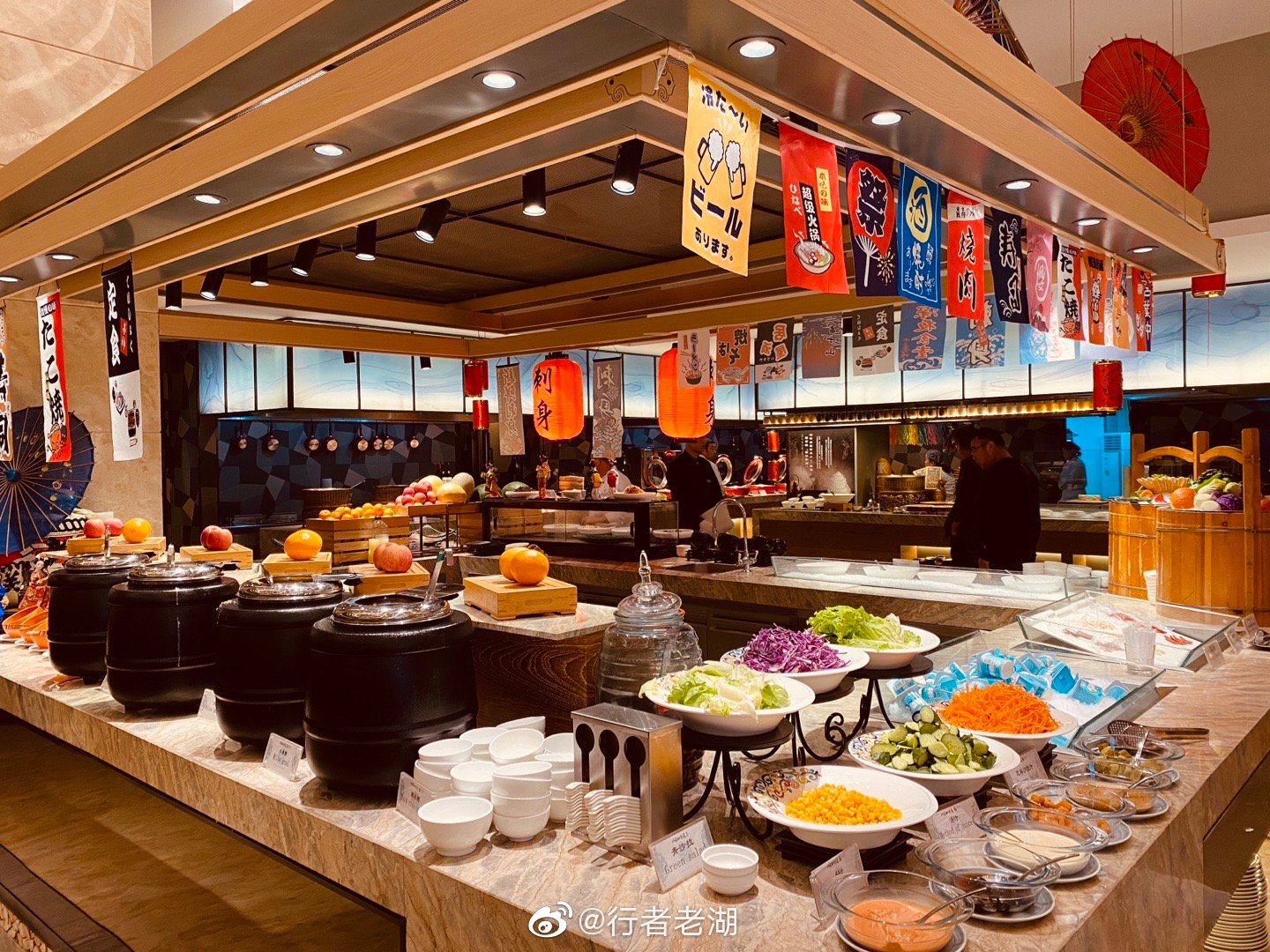 早餐在内蒙古饭店吃自助餐,吃喝的也有蒙古特色,特意喝了一碗奶茶