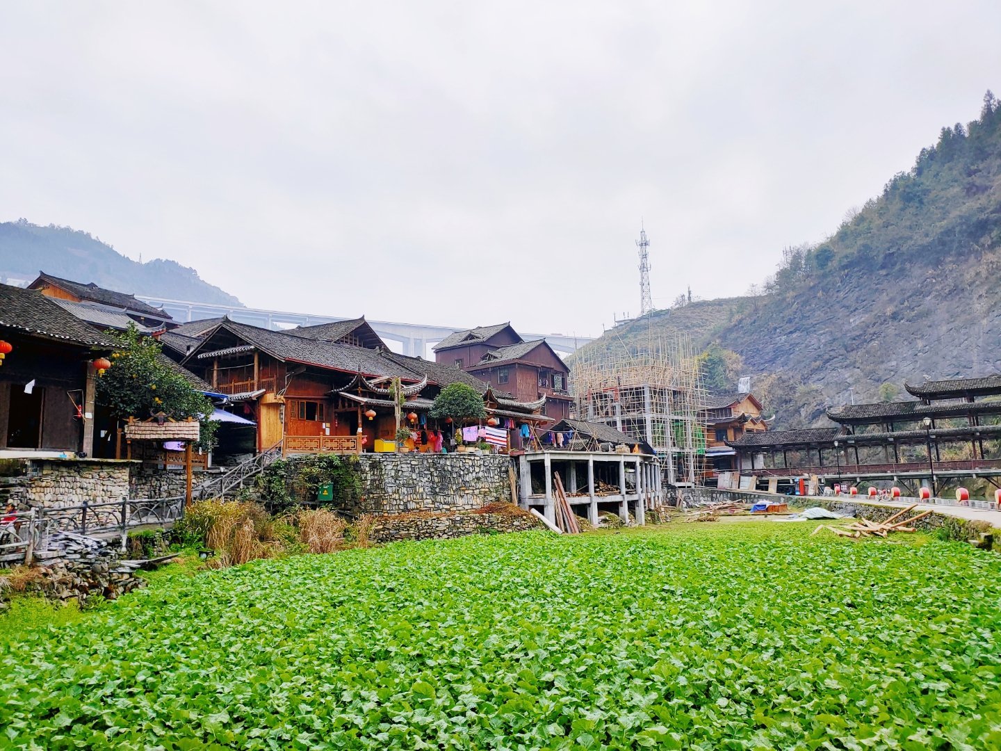 来到湘西墨戎苗寨,想要进入寨子