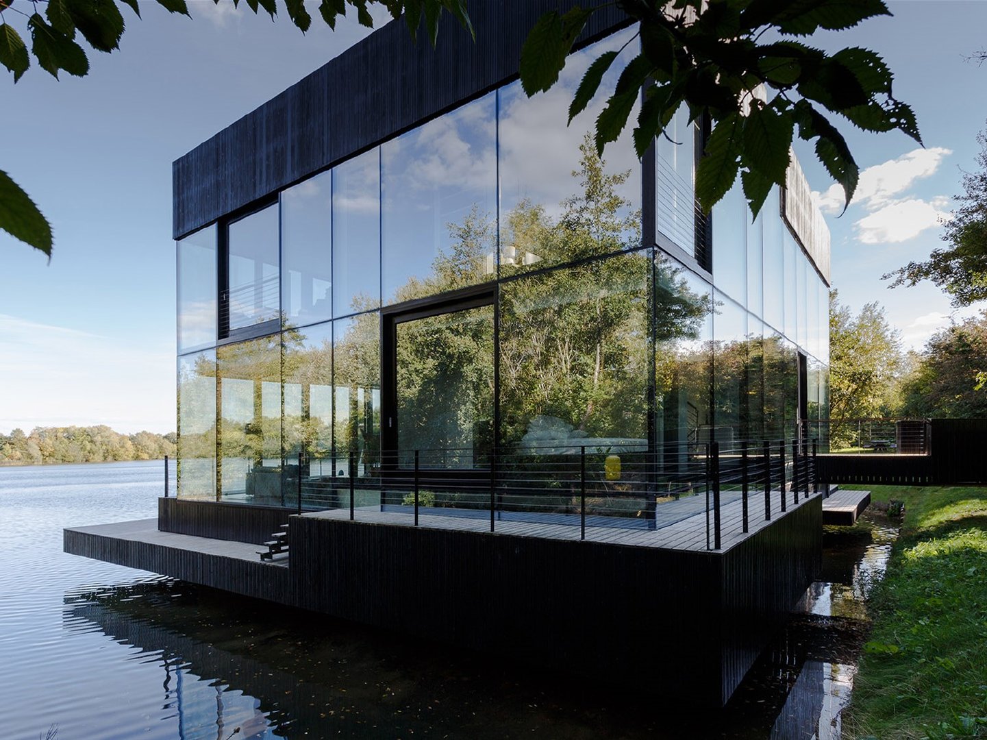 静谧的湖边别墅,设计师旨在塑造一个透明性与可持续性相结合的住宅