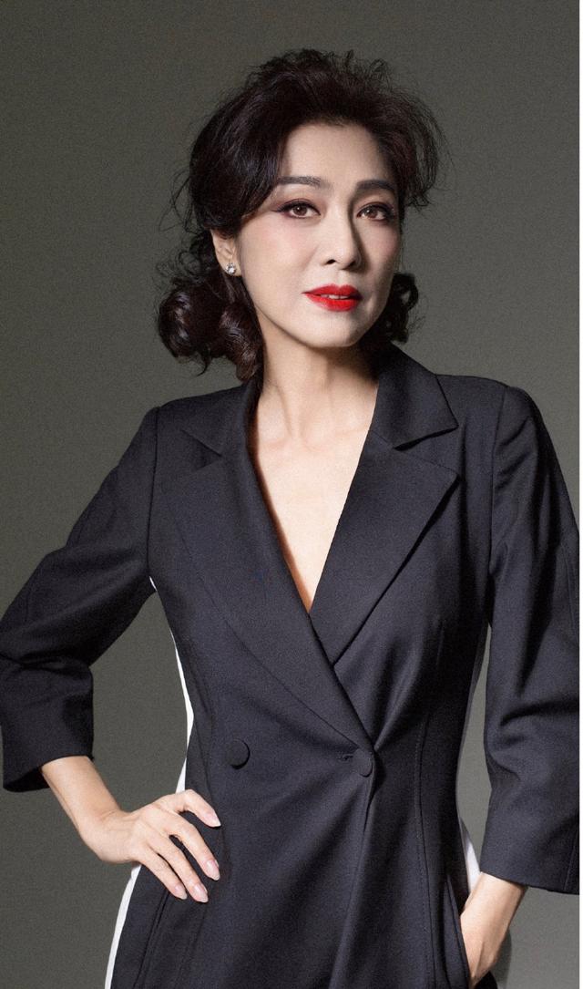 64岁米雪穿红色连衣裙出席活动,齐肩短发好减龄,红色手套成亮点