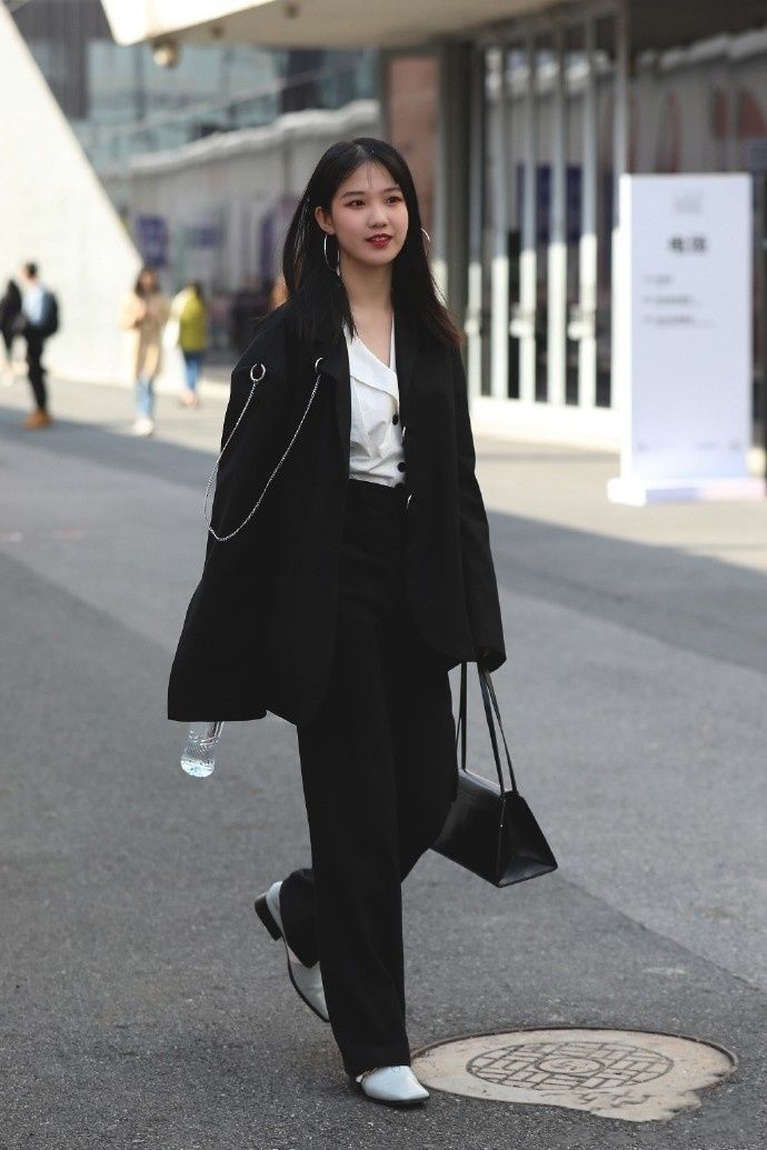 时尚街拍:秋冬怎能没有风衣 不同风格的美女让这个季节变美