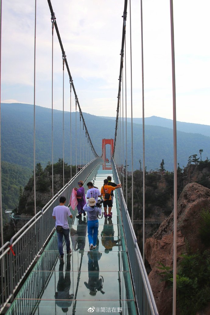 方正罗勒密景区鸳鸯峰拥有全省最长玻璃吊桥