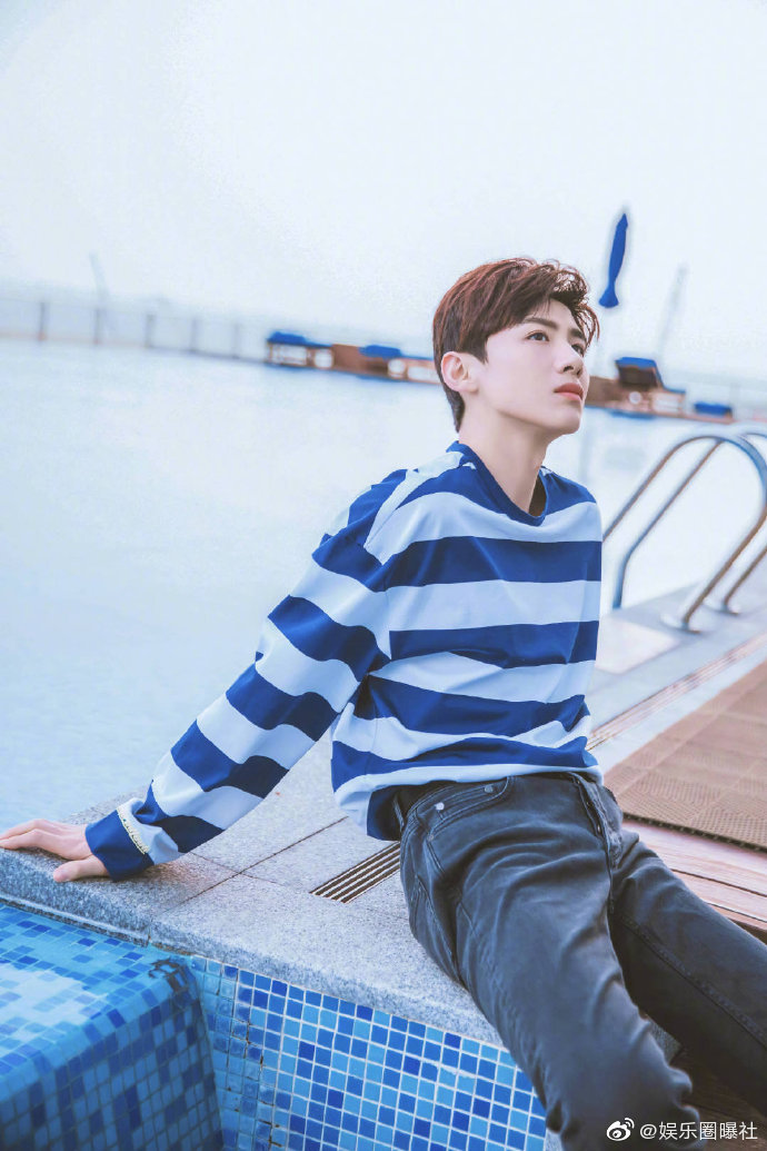 白敬亭 67清清爽爽穿蓝色条纹的少年, 67这腿让女生还怎么活啊!