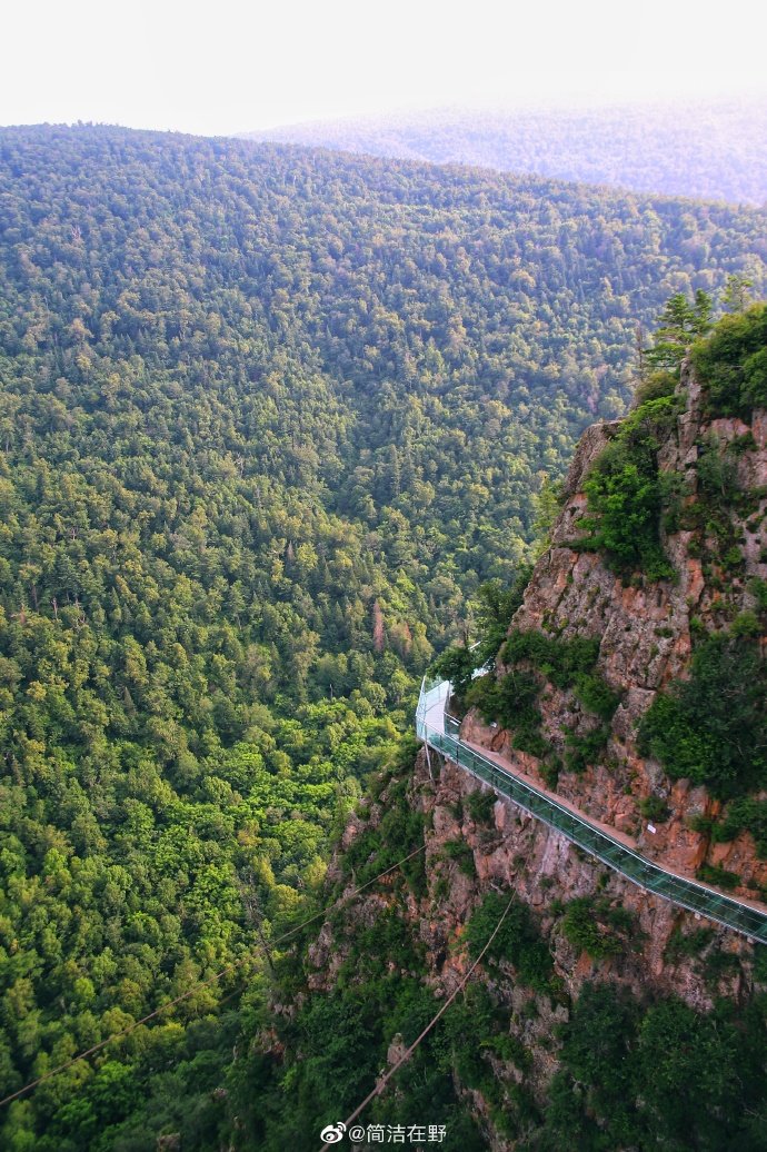 方正罗勒密景区鸳鸯峰拥有全省最长玻璃吊桥