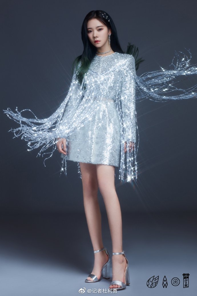 火箭少女101湖南卫视合体跨年银色系演出服光彩夺目