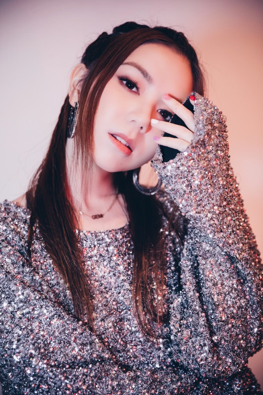 邓紫棋换一款新造型编发造型搭配抹胸上衣牛仔裤