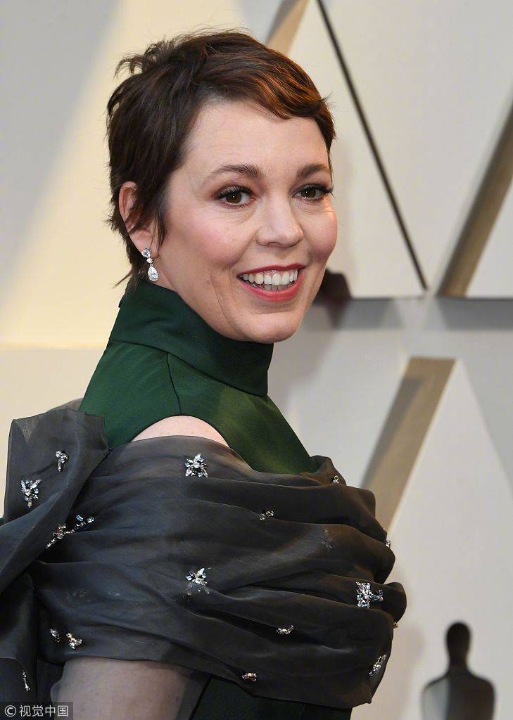 墨绿长裙配黑纱穿出好品味奥利维娅科尔曼亮相