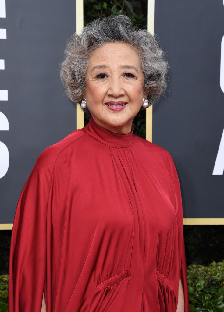 《别告诉她》主演赵淑珍老太太亮相,奶奶全身红火,慈祥优雅.