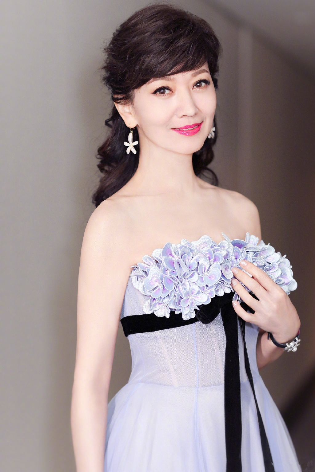 64岁赵雅芝宝刀未老!一抹死亡芭比粉反而清新养眼,美回了白娘子