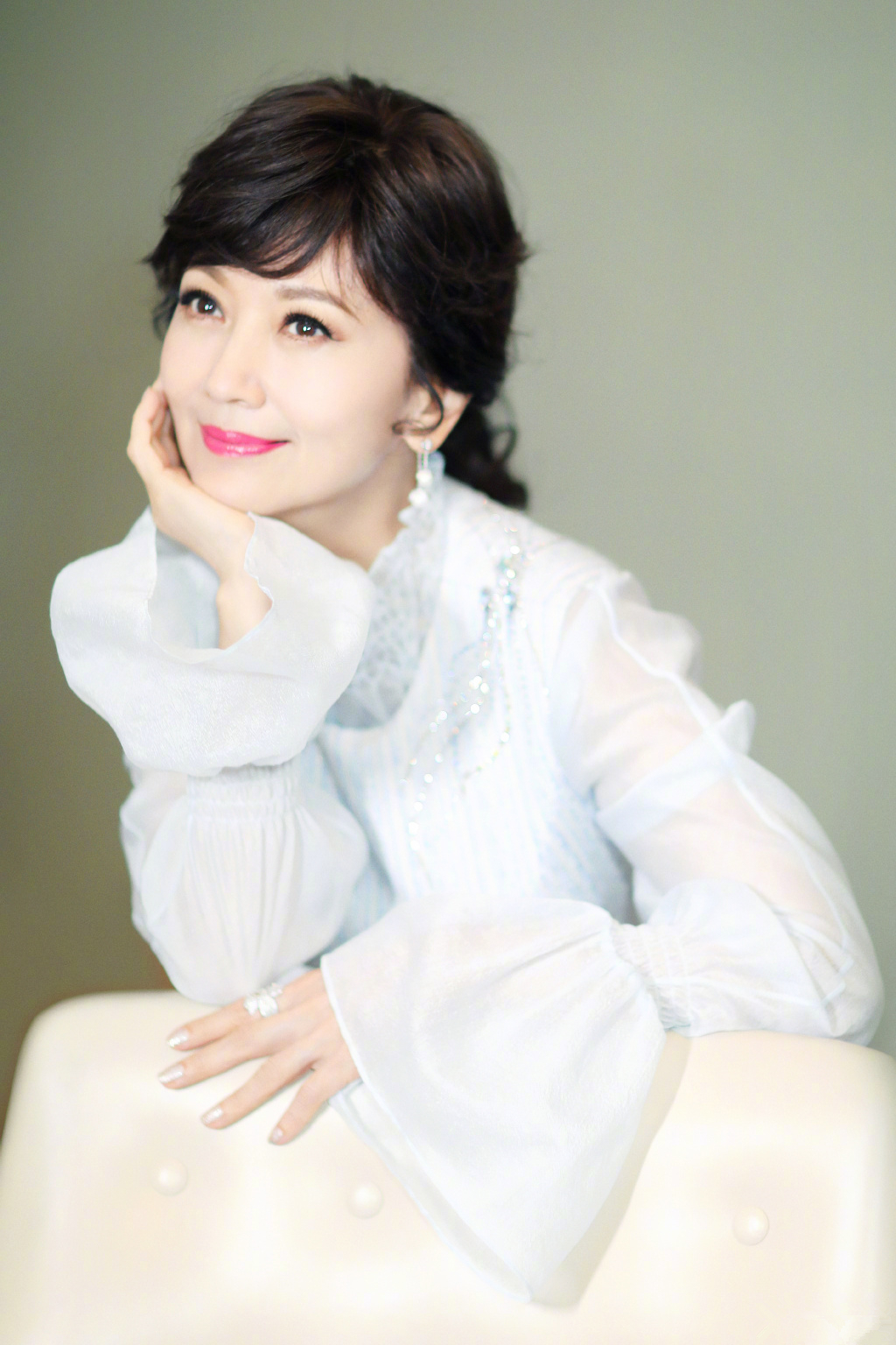 64岁赵雅芝宝刀未老一抹死亡芭比粉反而清新养眼美回了白娘子