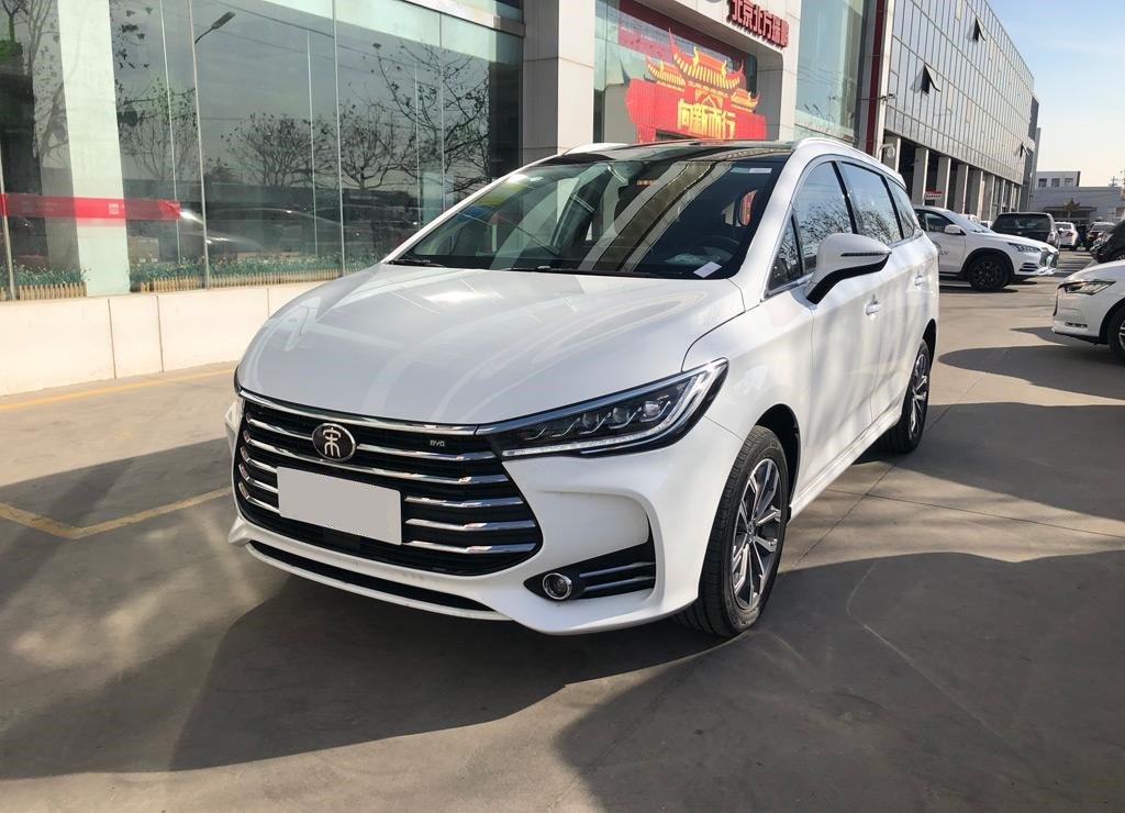 近日,我们从某经销商店中拍到了最新的2019款宋max