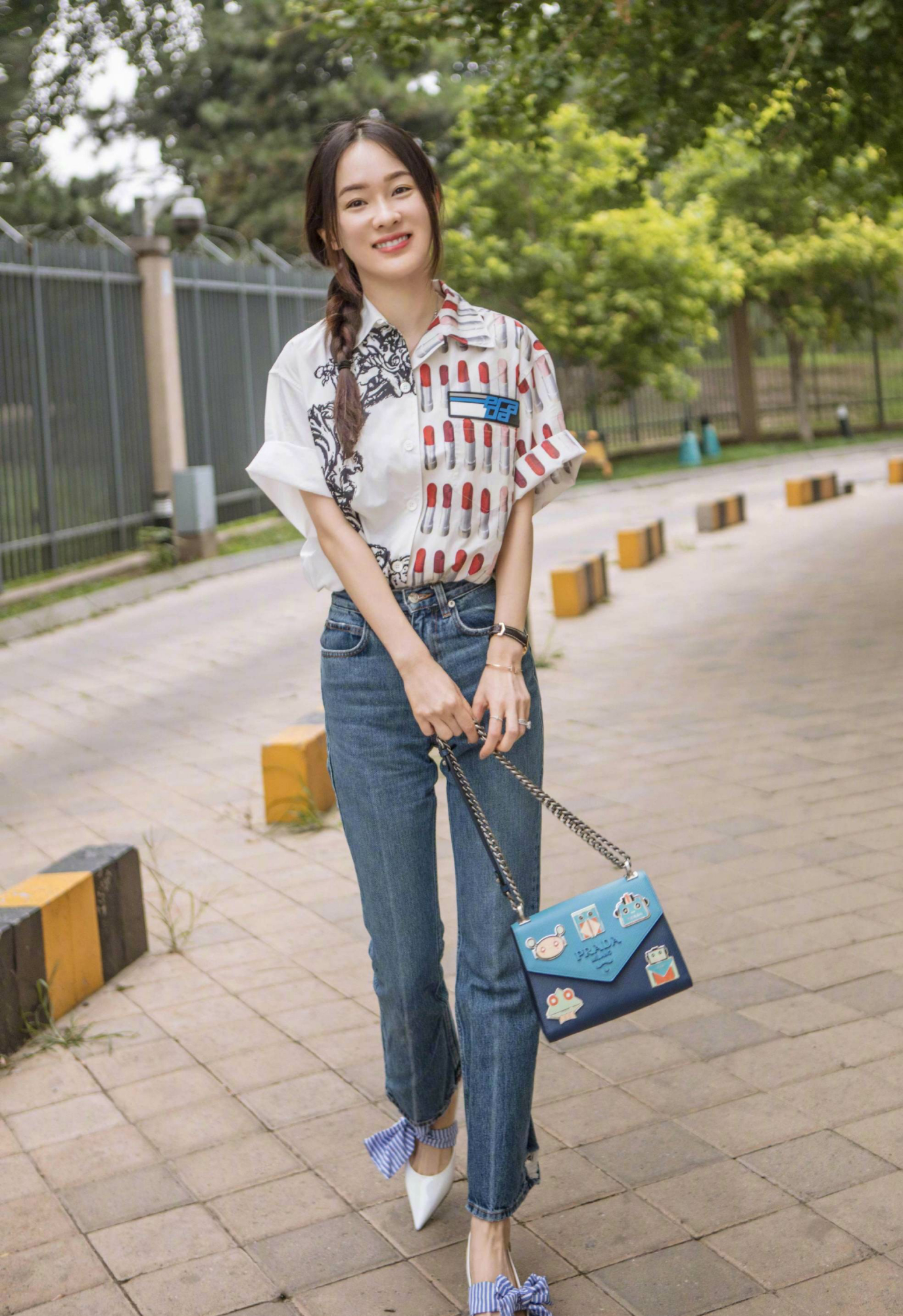 霍思燕产后身材恢复真好,穿白连衣裙身材苗条,腿型好到堪比腿模