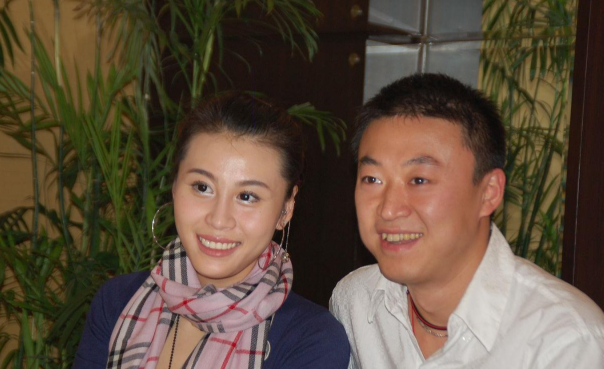 一婚嫁给著名运动员,二婚嫁给金融富豪,如今定居美国幸福成这样