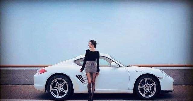 90后女孩20万提保时捷跑车,被人当成百万豪车,她表示很无奈